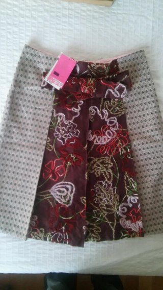 NUEVA. Falda midi bordada Agua del Carmen