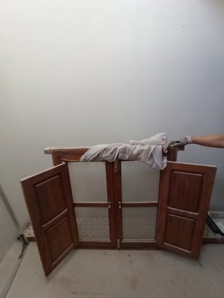 Ventanas de madera antigua con puertas