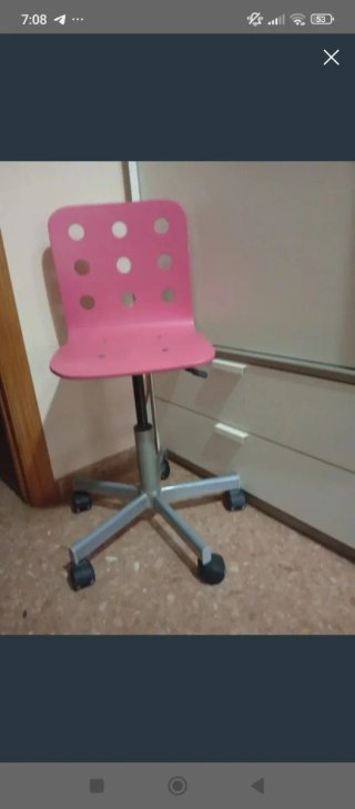 Silla infantil rosa con ruedas