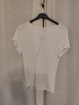 Mono corto con camiseta blanca