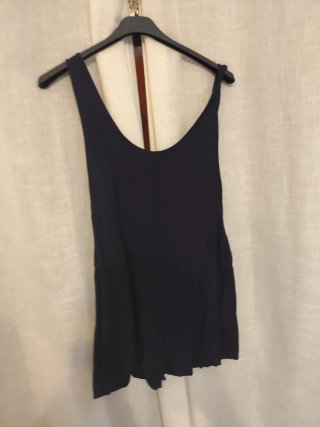 Mono corto con camiseta blanca