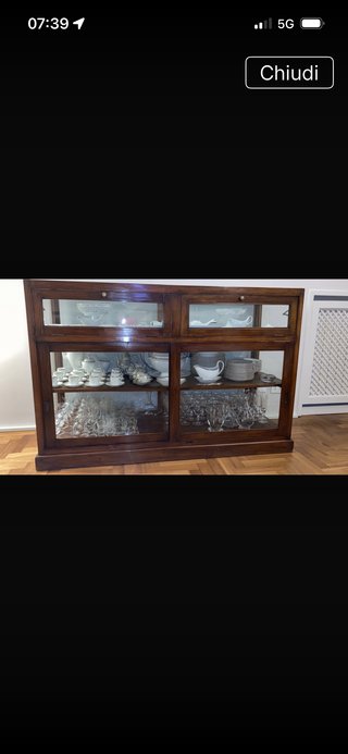 Credenza bassa in legno e vetro