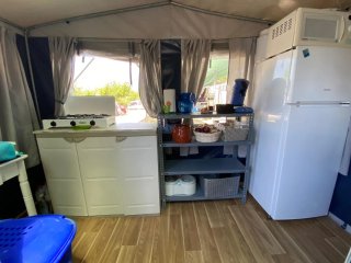 Caravana fija, con avancé y cocina en Altafulla.