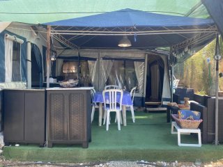 Caravana fija, con avancé y cocina en Altafulla.