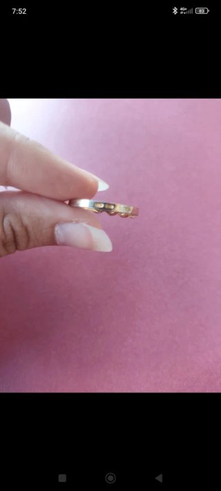 Anillo de oro antiguo con piedras moradas
