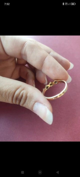Anillo de oro antiguo con piedras moradas