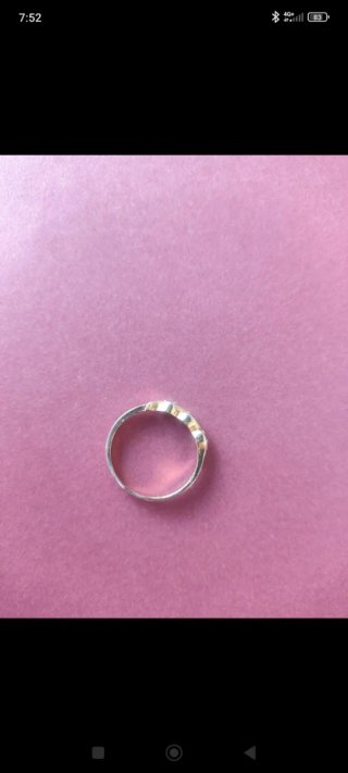 Anillo de oro antiguo con piedras moradas