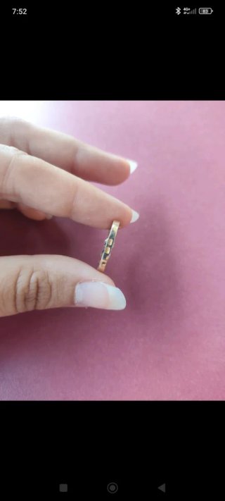 Anillo de oro antiguo con piedras moradas
