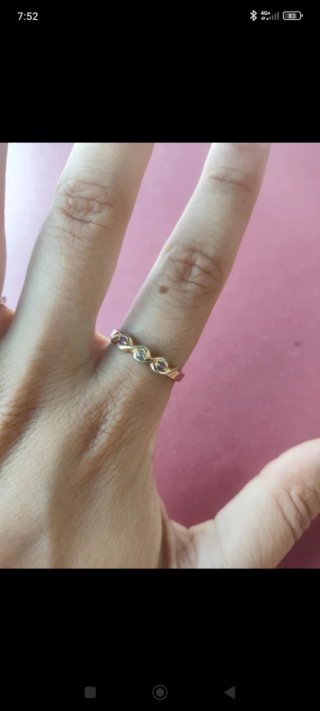 Anillo de oro antiguo con piedras moradas