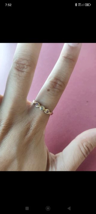 Anillo de oro antiguo con piedras moradas