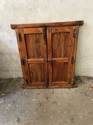 Ventana de madera rústico con puertas y reja
