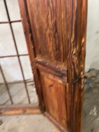 Ventana de madera rústico con puertas y reja