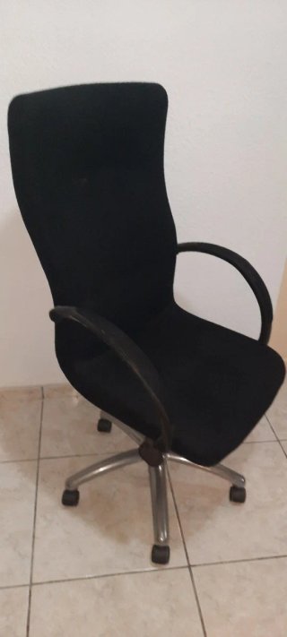 Silla de escritorio con respaldo alto negra