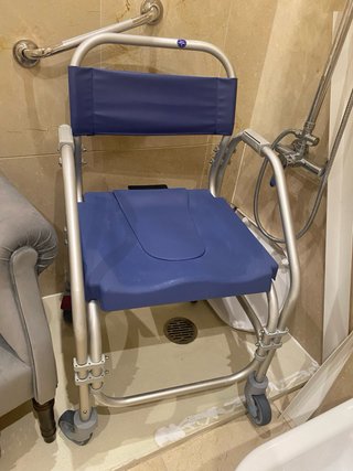 Silla persona con dificultad meterse en la ducha
