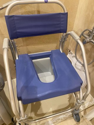 Silla persona con dificultad meterse en la ducha