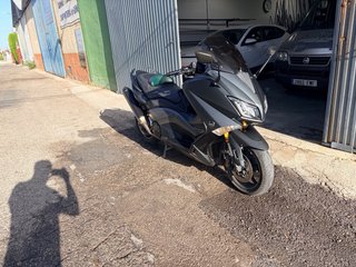 Yamaha TMAX Maxi Scooter Negra/Gris