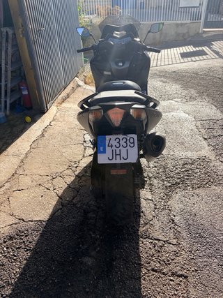 Yamaha TMAX Maxi Scooter Negra/Gris