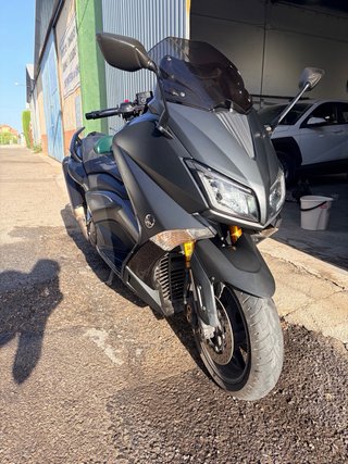 Yamaha TMAX Maxi Scooter Negra/Gris