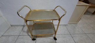 Carro de bebidas dorado con ruedas