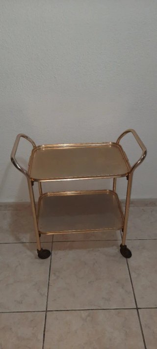 Carro de bebidas dorado con ruedas