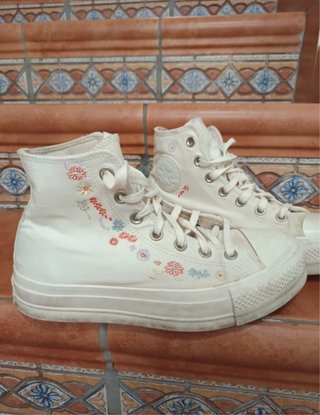 Converse blancas bordadas flores