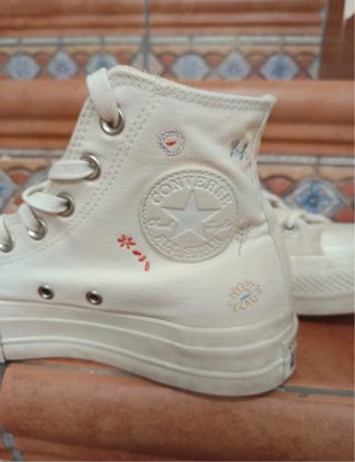 Converse blancas bordadas flores