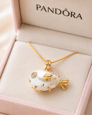 Collar Pandora pez globo blanco y dorado