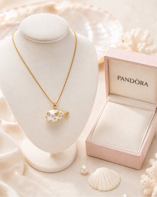 Collar Pandora pez globo blanco y dorado