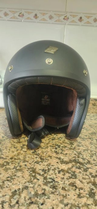 Casco de moto negro con cruz. Muy poco uso