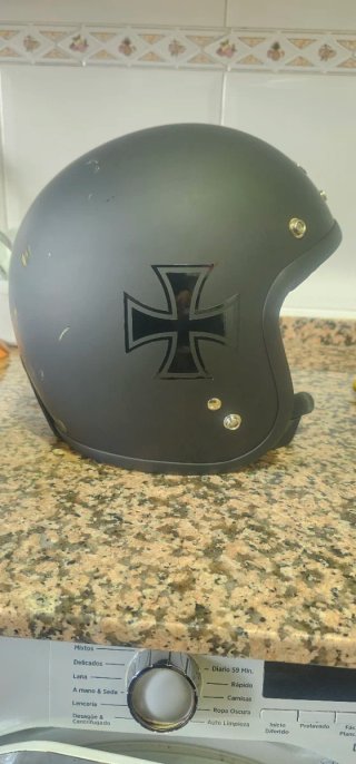 Casco de moto negro con cruz. Muy poco uso