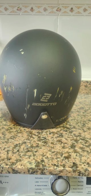 Casco de moto negro con cruz. Muy poco uso