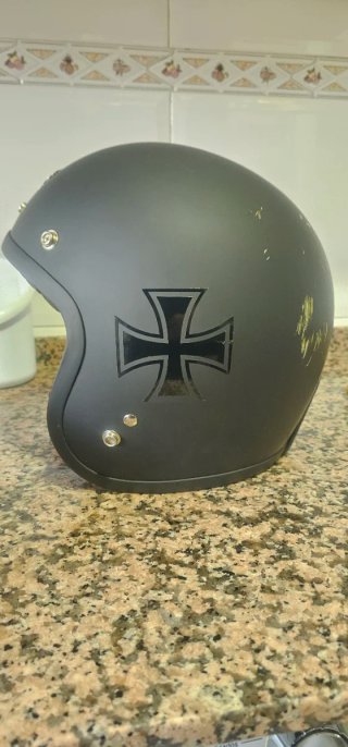 Casco de moto negro con cruz. Muy poco uso
