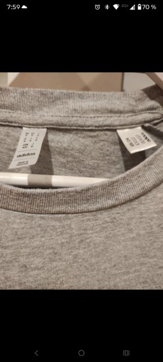 Camiseta Adidas gris con 3 rayas