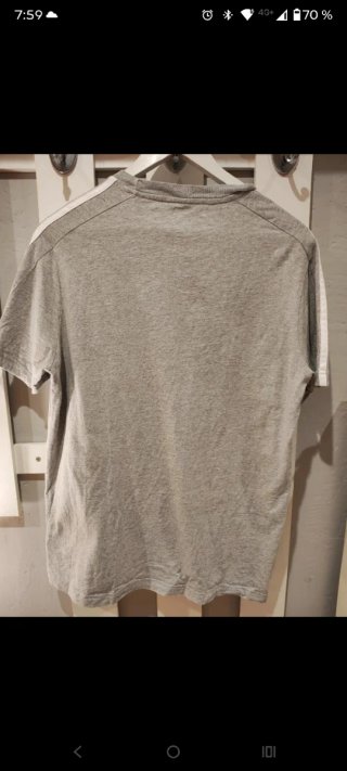 Camiseta Adidas gris con 3 rayas