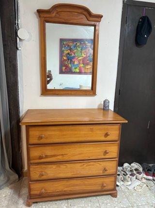 Cómoda de madera con espejo