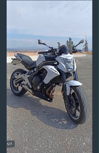 Kawasaki ER6N Blanca y Negra