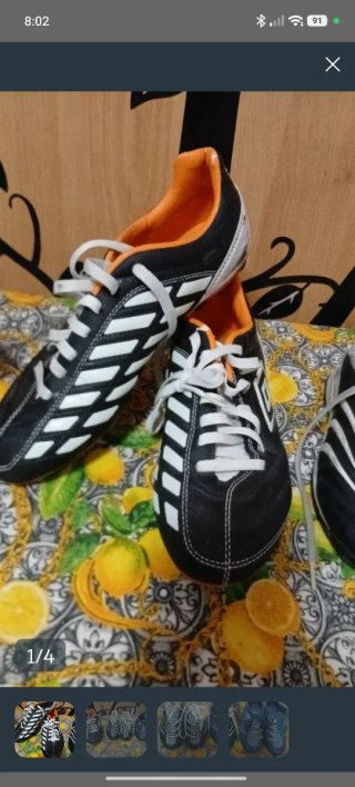 Botas de fútbol negras y naranjas