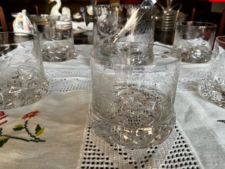 Juego de vasos de cristal y cubitera
