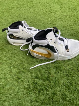 Zapatillas Baloncesto Nike Blancas y Doradas