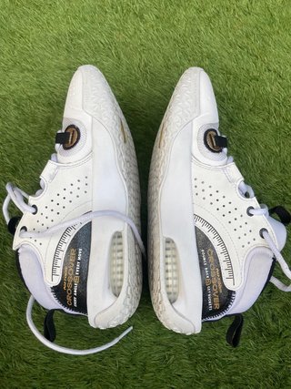 Zapatillas Baloncesto Nike Blancas y Doradas