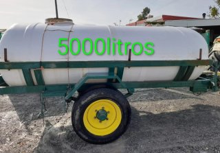 Tractor con cisterna 5000L