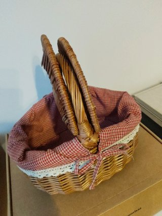 Cesta de mimbre con forro de tela