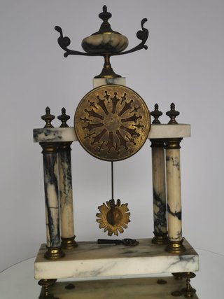 Reloj pórtico antiguo mármol y bronce con péndulo