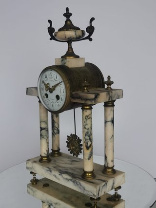 Reloj pórtico antiguo mármol y bronce con péndulo