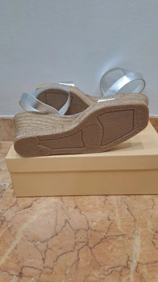 Sandalias cuña Gloria Ortiz plata