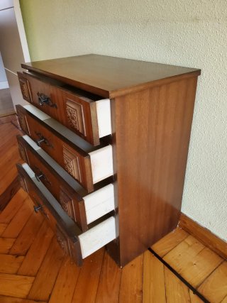 Mesita de noche de madera con 4 cajones