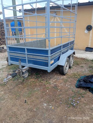 Remolque de carga con estructura