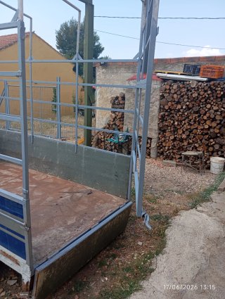 Remolque de carga con estructura