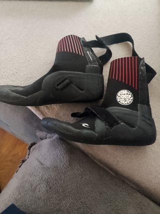 Escarpines Rip Curl Negro/Rojo talla 7 niños.