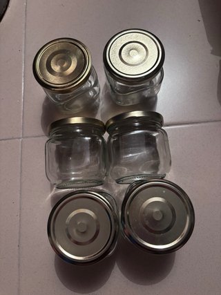 7 tarros de cristal con tapa dorada